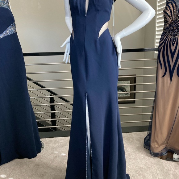 New elegant long dress with built-in bra. - Picture 3 of 9